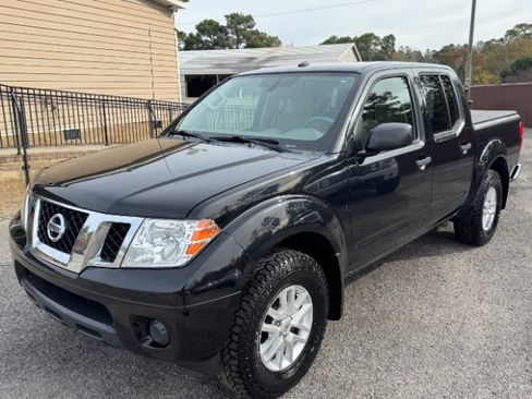 Used 2018 Nissan Frontier SV image 2