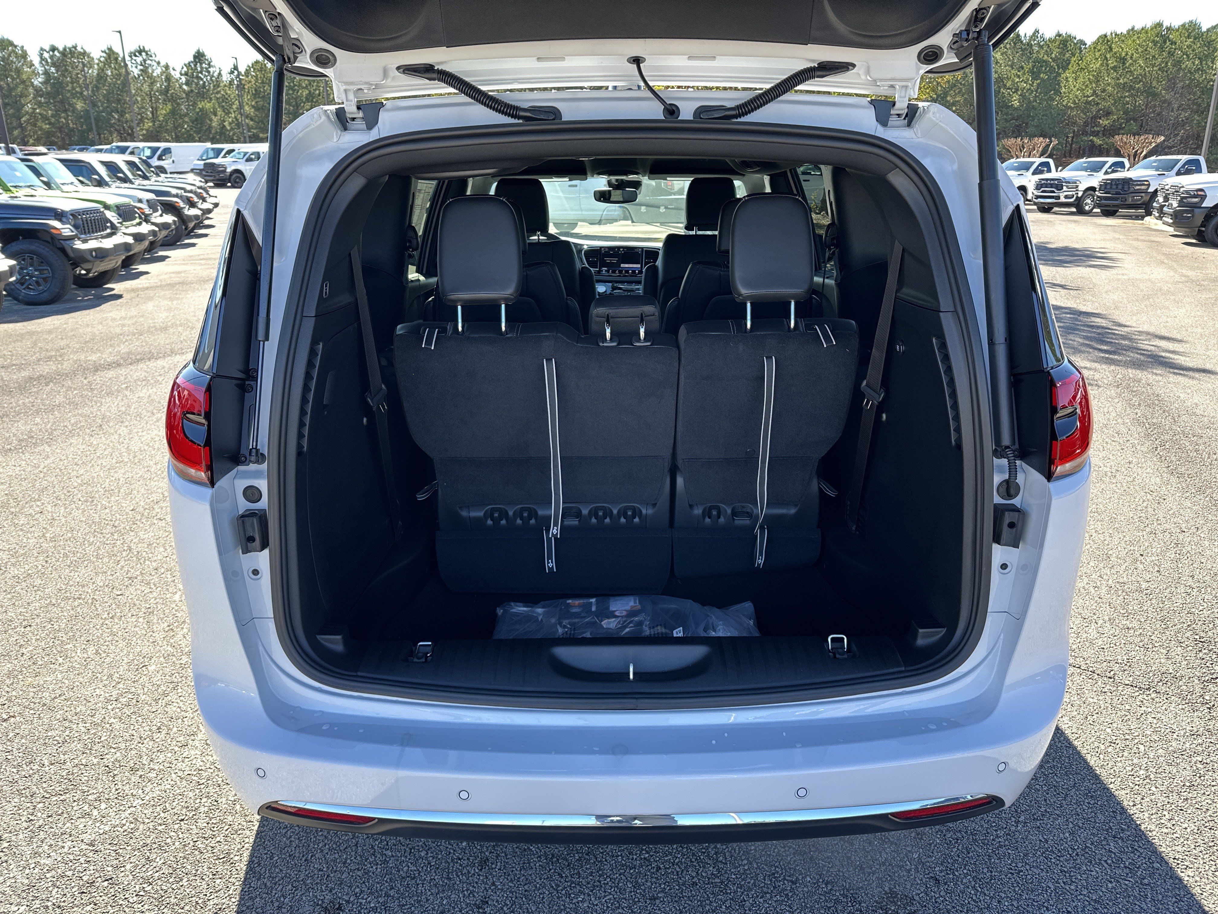 New 2026 Chrysler Pacifica Select FWD image 21