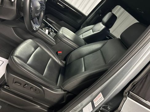 Used 2025 Chevrolet Suburban Z71 image 12