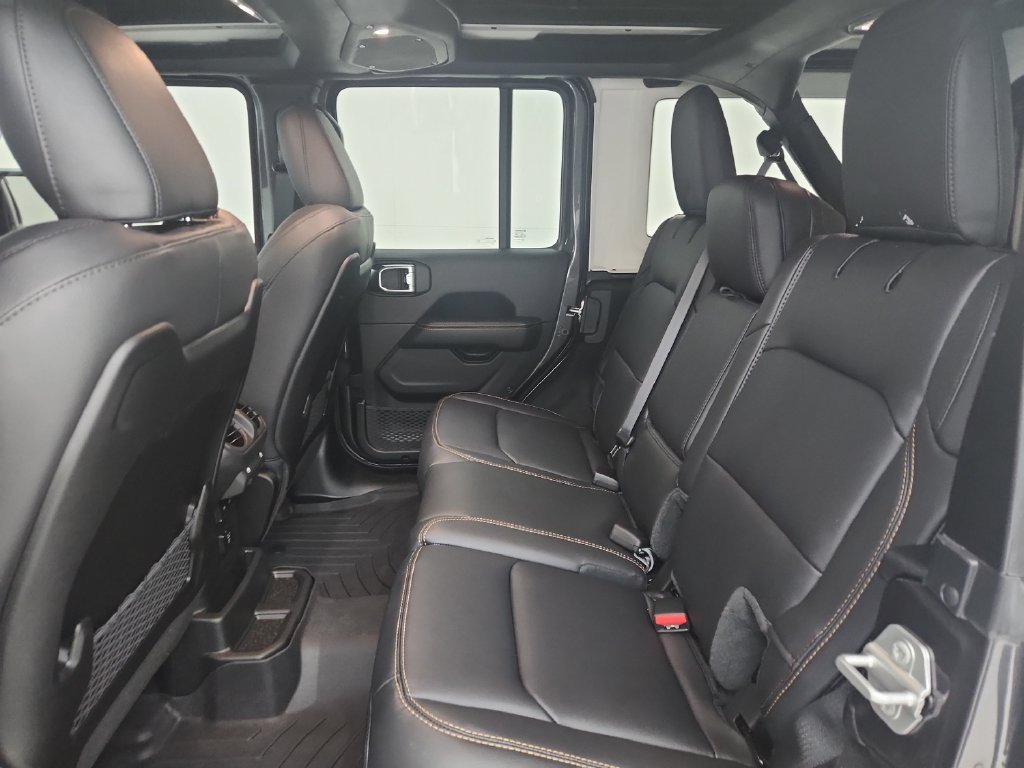 Used 2025 Jeep Wrangler Unlimited Sahara AWD/4WD image 35