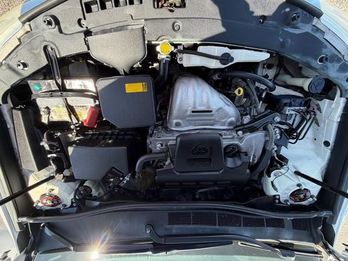 Used 2014 Toyota Camry L image 12