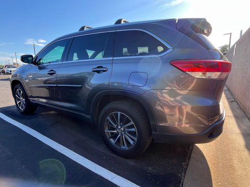 Used 2018 Toyota Highlander XLE FWD image 3