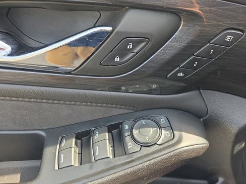 Used 2023 Chevrolet Traverse High Country AWD/4WD image 18