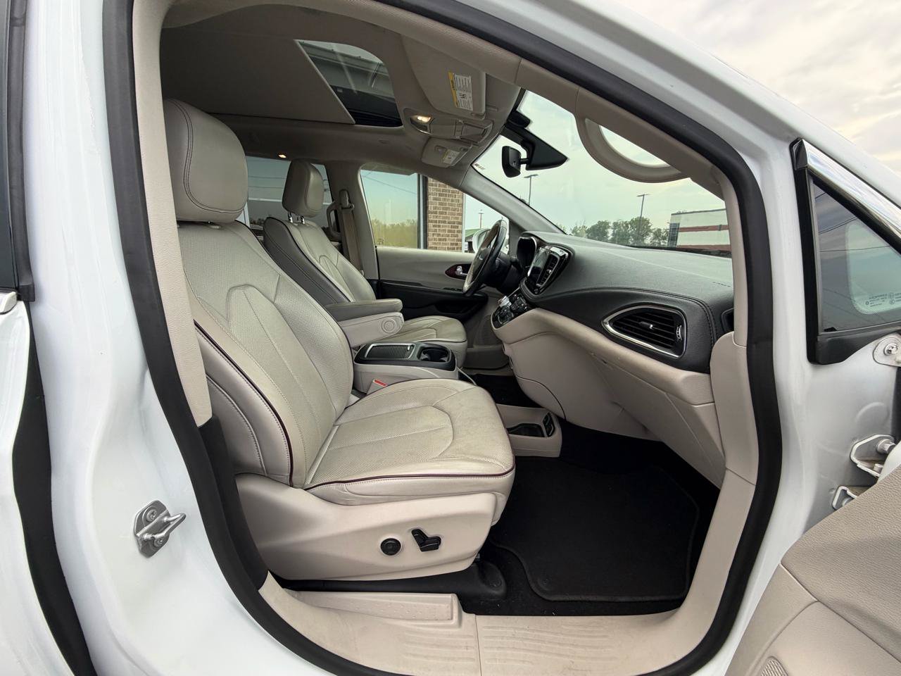 Used 2020 Chrysler Pacifica Limited FWD image 17