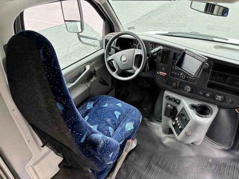 Used 2015 Chevrolet Express 4500 w/ Shuttle Bus Package RWD image 29