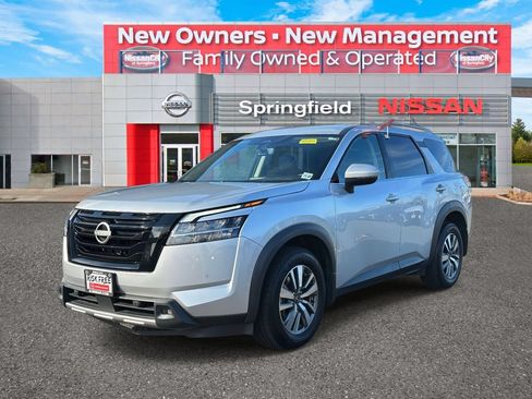 Used 2023 Nissan Pathfinder SL w/ Lighting Package (N92) AWD/4WD image 2