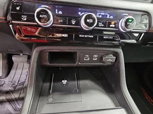 Used 2025 Honda Pilot TrailSport image 19