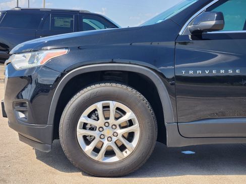 Used 2021 Chevrolet Traverse LS w/ LPO, Floor Liner Package FWD image 9