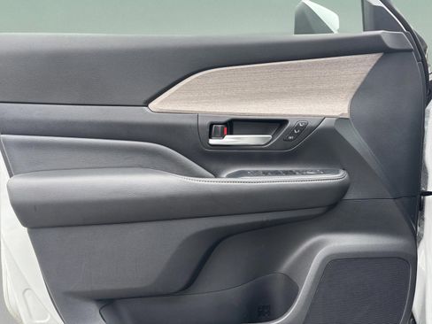 Used 2024 Toyota Grand Highlander XLE image 29