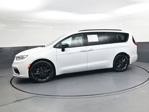 Used 2025 Chrysler Pacifica Limited FWD image 8