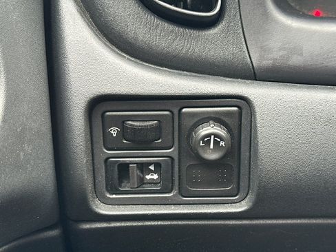 Used 2006 Nissan Sentra SE-R w/ (J01) Sunroof Pkg FWD image 26