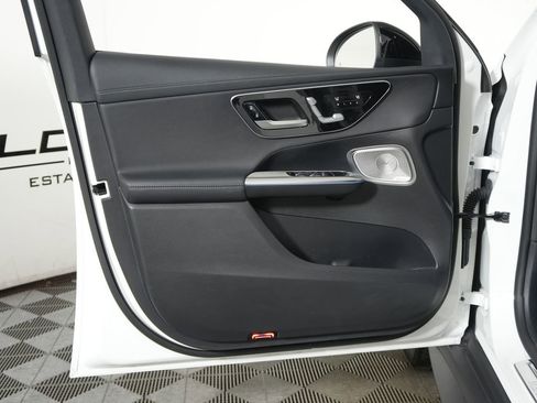 Used 2025 Mercedes-Benz GLC 300 4MATIC image 26