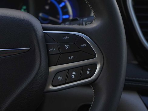 Used 2024 Chrysler Pacifica Limited FWD image 18