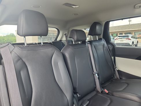 Used 2024 Kia Carnival EX FWD image 31