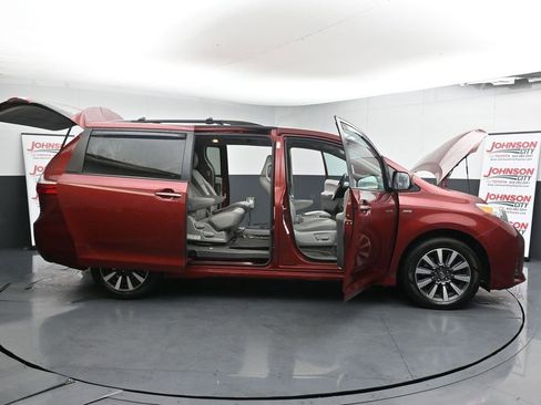 Used 2018 Toyota Sienna XLE image 27
