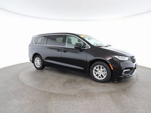 Used 2024 Chrysler Pacifica Touring-L image 25