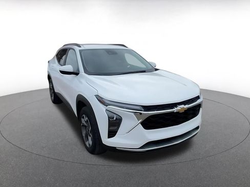 Used 2025 Chevrolet Trax LT image 3