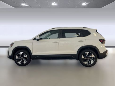New 2026 Volkswagen Taos SE image 2