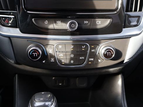 Used 2020 Chevrolet Traverse LT w/ Driver Confidence II Package image 32