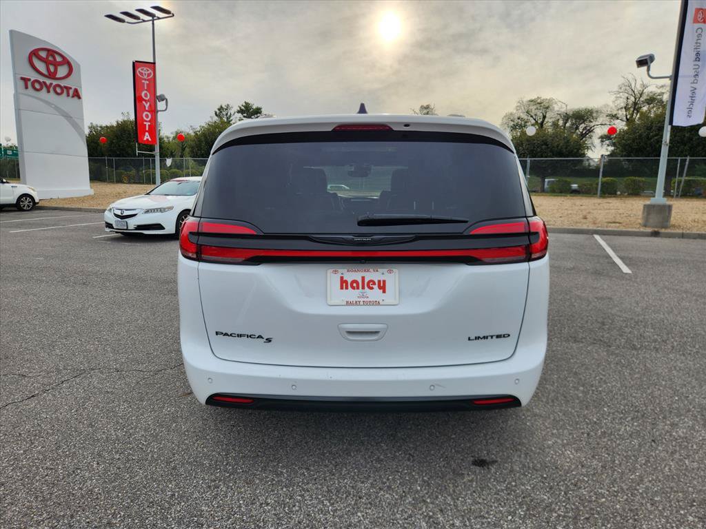 Used 2025 Chrysler Pacifica Limited FWD image 6