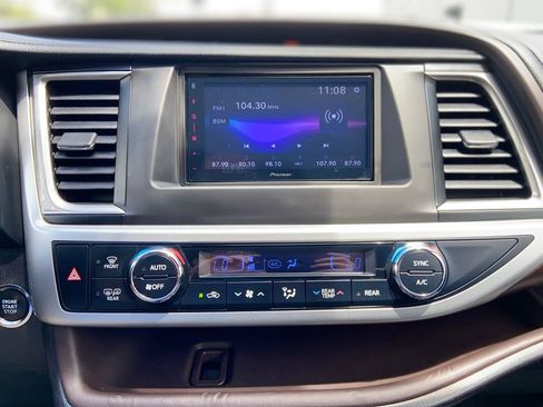 Used 2015 Toyota Highlander Limited AWD/4WD image 31