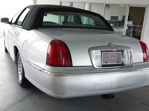 Used 1998 Lincoln Town Car Executive image 9
