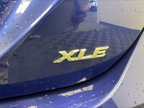 Used 2018 Toyota Camry XLE FWD image 7
