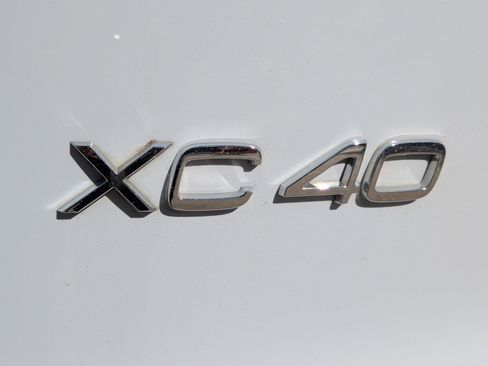 Used 2025 Volvo XC40 B5 Plus image 13