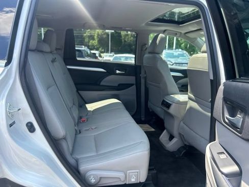 Used 2014 Toyota Highlander XLE AWD/4WD image 19