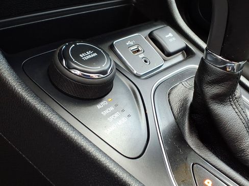Used 2022 Jeep Cherokee Limited AWD/4WD image 15