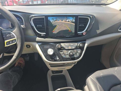 Used 2024 Chrysler Pacifica Touring-L image 7