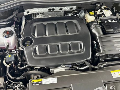 Used 2025 Volkswagen Tiguan SE R-Line image 32