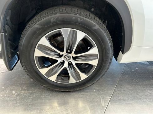 Used 2022 Toyota Highlander XLE AWD/4WD image 22