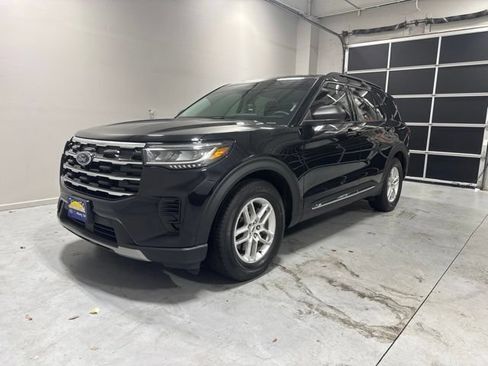Used 2025 Ford Explorer Active RWD image 2
