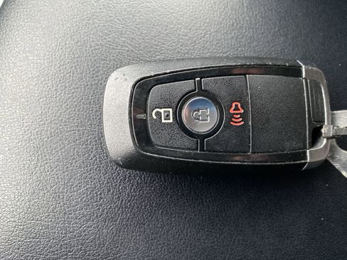 Used 2018 Ford Edge SEL image 36