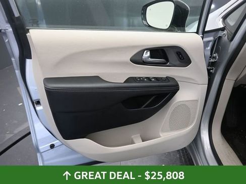 Used 2024 Chrysler Pacifica Touring-L image 20