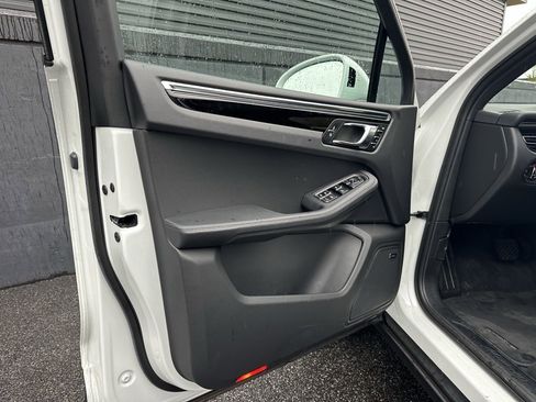 Certified 2025 Porsche Macan image 18
