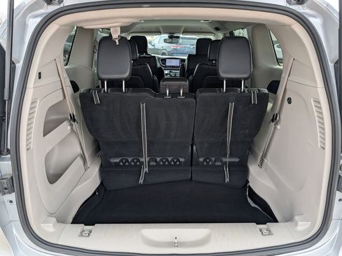 Used 2023 Chrysler Pacifica Touring-L FWD image 18