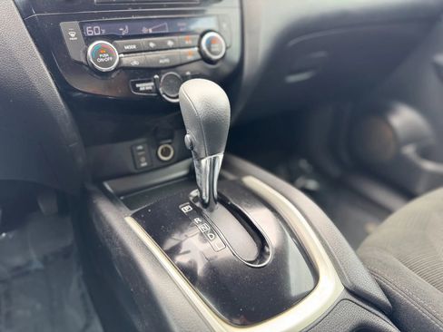 Used 2015 Nissan Rogue SV image 30