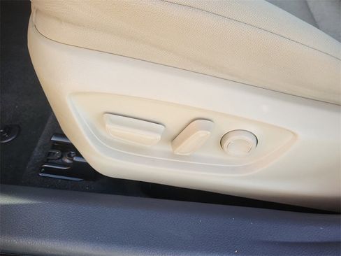 Used 2018 Toyota Camry LE image 8