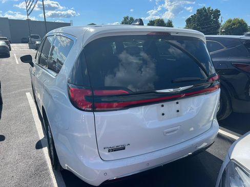 Used 2023 Chrysler Pacifica Touring FWD image 4
