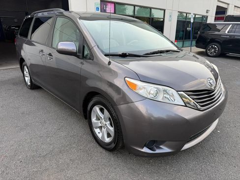 Used 2012 Toyota Sienna LE FWD image 8