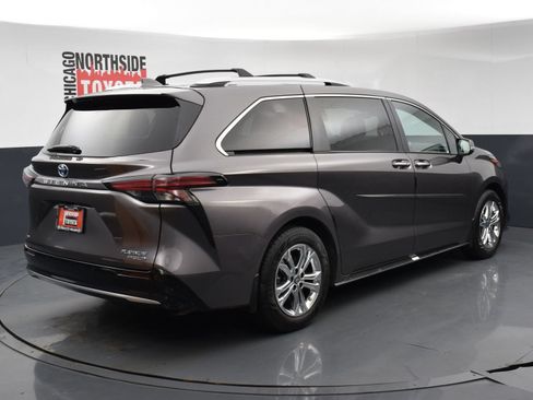 Used 2024 Toyota Sienna Platinum AWD/4WD image 4