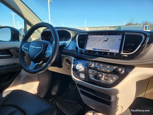 Used 2024 Chrysler Pacifica Touring-L image 48