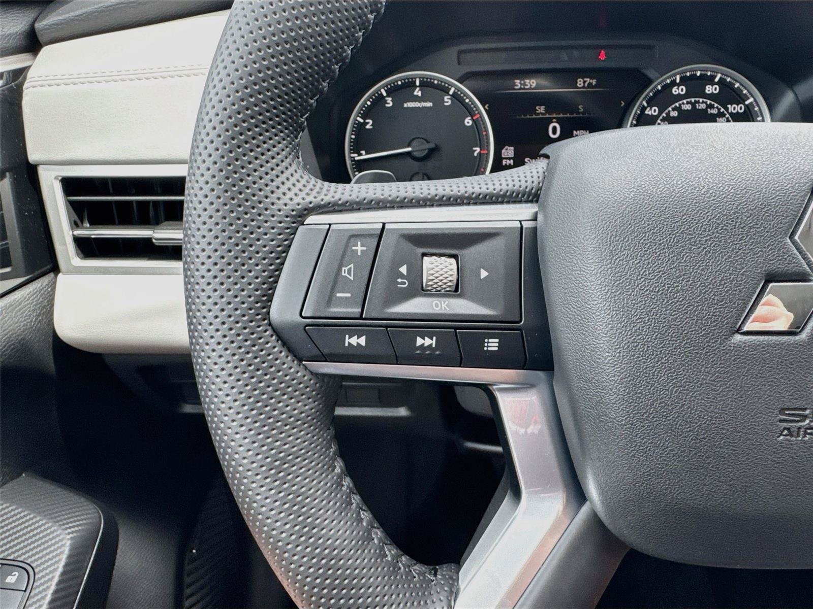 New 2026 Mitsubishi Outlander SE FWD image 12