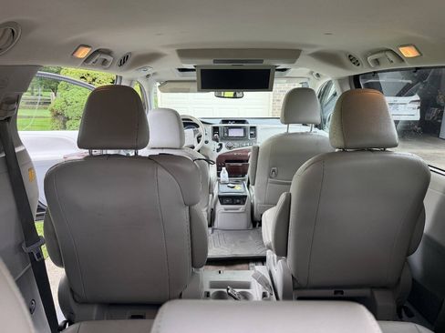 Used 2012 Toyota Sienna XLE w/ Entertainment Pkg FWD image 17