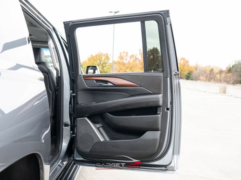 Used 2019 Cadillac Escalade ESV Luxury AWD/4WD image 44