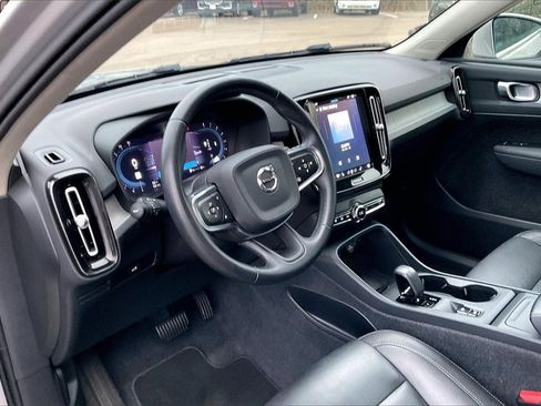 Used 2024 Volvo XC40 B5 Core image 13