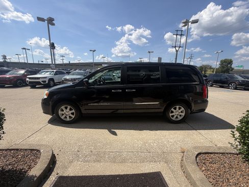 Used 2012 Chrysler Town & Country Touring w/ Entertainment Group #1 FWD image 15