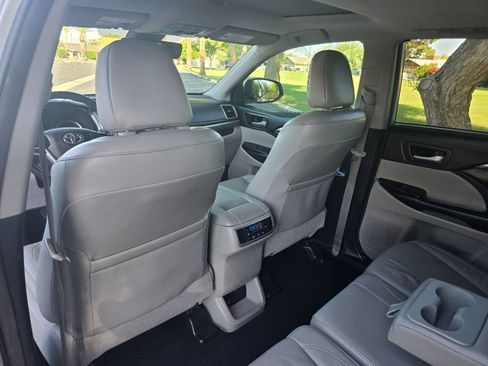 Used 2018 Toyota Highlander Limited w/ Carpet Mat Package (TMS) FWD image 32